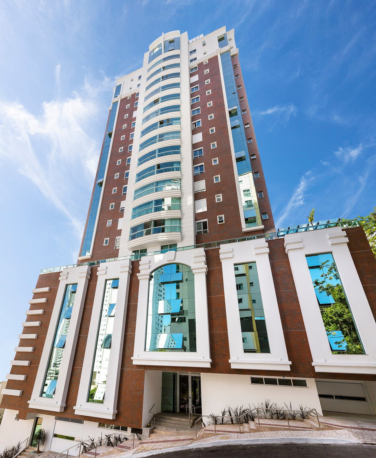 Apartamento - 4 dormitórios - 4 Suítes - localizado em Balneário Camboriú / Pioneiros